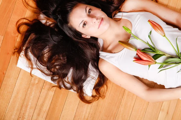 Mladá žena s lily — Stock fotografie